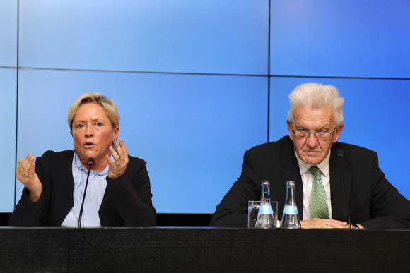 Ministerpräsident Winfried Kretschmann (r.) und Kultusministerin Susanne Eisenmann (l.)