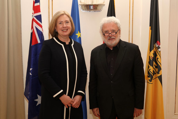 Staatsminister Klaus-Peter Murawski (r.) und die australische Botschafterin Lynette Wood (l.)