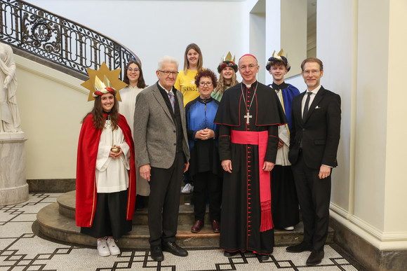 Ministerpräsident Winfried Kretschmann und seine Ehefrau Gerlinde, Staatsminister Dr. Florian Stegmann und Weihbischof Dr. Peter Birkhofer mit der Sternsingergruppe der Kirchengemeinde St. Martin, Seelsorgeeinheit Sinzheim-Hügelsheim