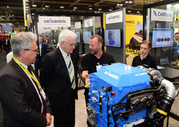 Ministerpräsident Winfried Kretschmann (2.v.l.) am Stand der cellcentric GmbH & Co. KG