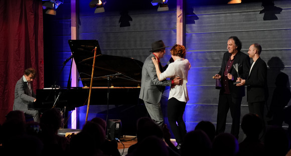 Stehen zusammen auf der Bühne und präsentieren preisgekrönte Kleinkunst: Das Zauberduo Jaana Felicitas und Nikolai Striebel, das musikalische Huub Dutch Duo sowie Kabarettist Stefan Waghubinger