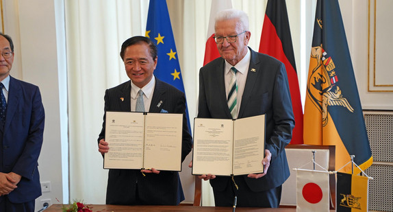 Ministerpräsident Winfried Kretschmann und Gouverneur Yuji Kuroiwa zeigen die unterzeichnete Gemeinsame Absichtserklärung zwischen Baden-Württemberg und Kanagawa. 