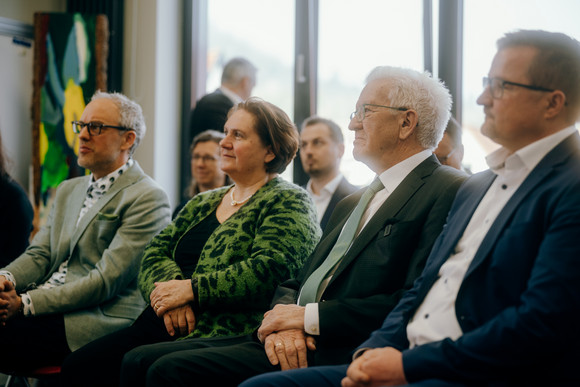 von links nach rechts: Jochen Wandel (Schulleiter der Wilhelm-Hauff-Realschule Pfullingen), Kultusministerin Theresa Schopper, Ministerpräsident Winfried Kretschmann und Pfullingens Bürgermeister Stefan Wörner