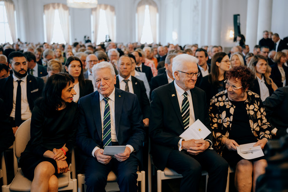 erste Reihe v.l.n.r.: Landtagspräsidentin Muhterem Aras, Bundespräsident a.D. Joachim Gauck, Ministerpräsident Winfried Kretschmann und Gerlinde Kretschmann