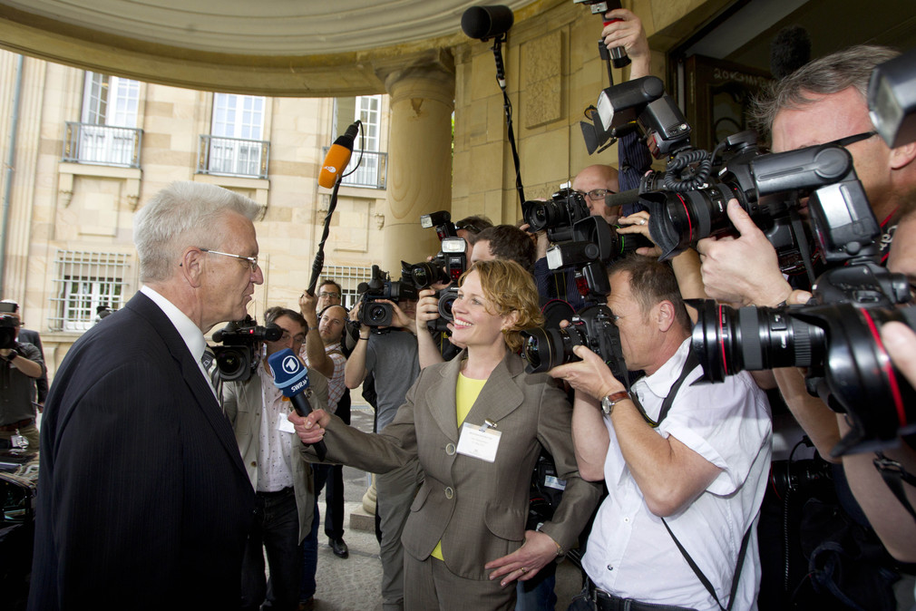 Ministerpräsident Winfried Kretschmann (l.) am Donnerstag (12.05.2011) bei seiner Ankunft vor der Villa Reitzenstein mit Medienvertretern.