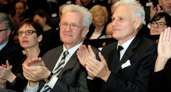 Ministerpräsident Winfried Kretschmann (l.) und der Schriftsteller Rainald Goetz (r.), Preisträger des Schiller-Gedächtnis-Preis 2013, in Stuttgart während des Preisverleihung. (Foto: dpa)