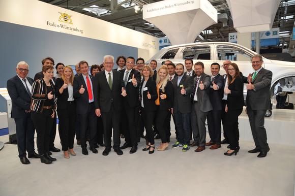 Gruppenbild mit Ministerpräsident Winfried Kretschmann (M.) am Baden-Württemberg Gemeinschaftsstand zum Themenschwerpunkt Leichtbau