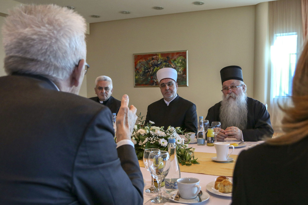 Ministerpräsident Winfried Kretschmann (l.) im Gespräch mit offiziellen Religionsvertretern aus Bosnien und Herzegowina in Sarajewo am 20. April 2018 in Sarajewo