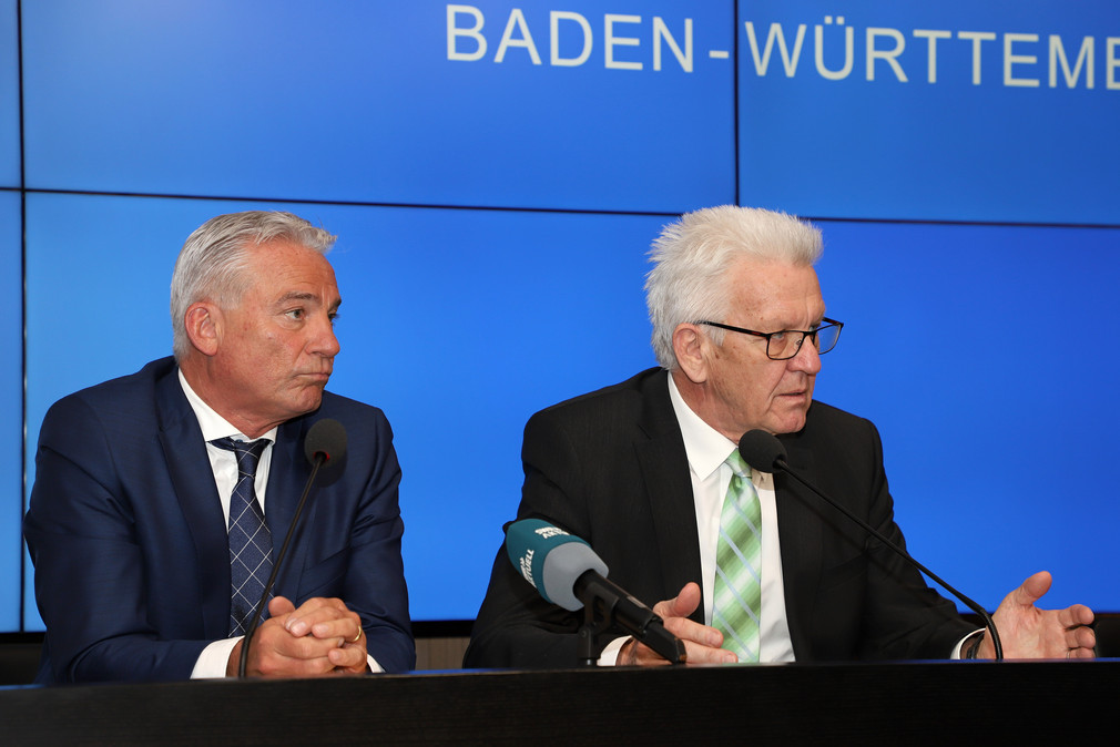 Ministerpräsident Winfried Kretschmann (r.) und Innenminister Thomas Strobl (l.) (Bild: Staatsministerium Baden-Württemberg)