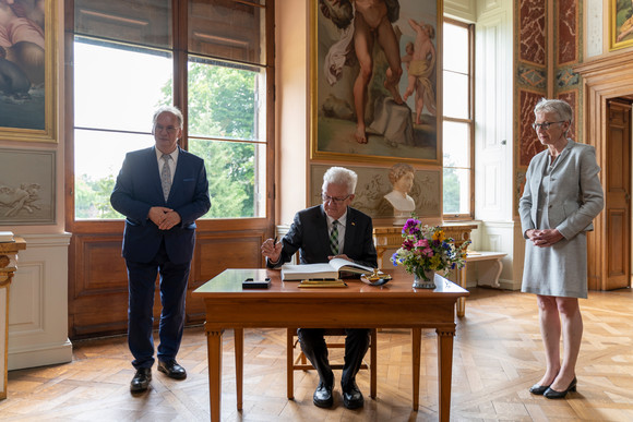 Ministerpräsident Winfried Kretschmann (M.), Reiner Haseloff (l.), Ministerpräsident von Sachsen-Anhalt, und Brigitte Mang (r.), Direktorin der Kulturstiftung Dessau-Wörlitz, im Schloss Wörlitz (Bild: Staatsministerium Baden-Württemberg)