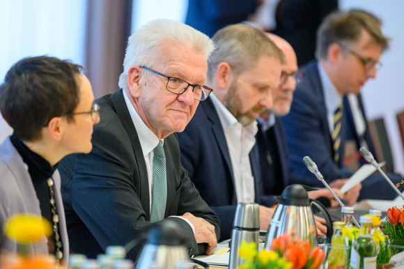 Ministerpräsident Winfried Kretschmann (2.v.l.) bei der Konferenz zur grenzüberschreitenden Zusammenarbeit (Bild: Staatsministerium Baden-Württemberg)