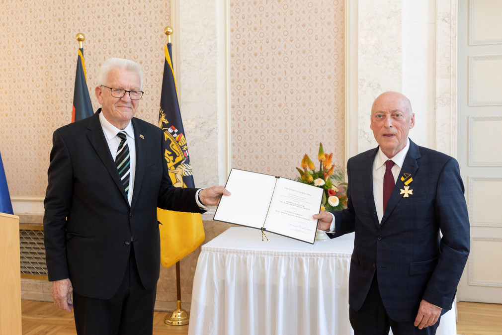 Ministerpräsident Winfried Kretschmann (l.) und Prof. Dr. Karl-Heinz Meier-Braun (r.)