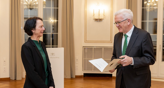 Ministerpräsident Winfried Kretschmann (rechts) übergibt hat der neuen Regierungspräsidentin des Regierungsbezirks Stuttgart, Susanne Bay (links), die Ernennungsurkunde.