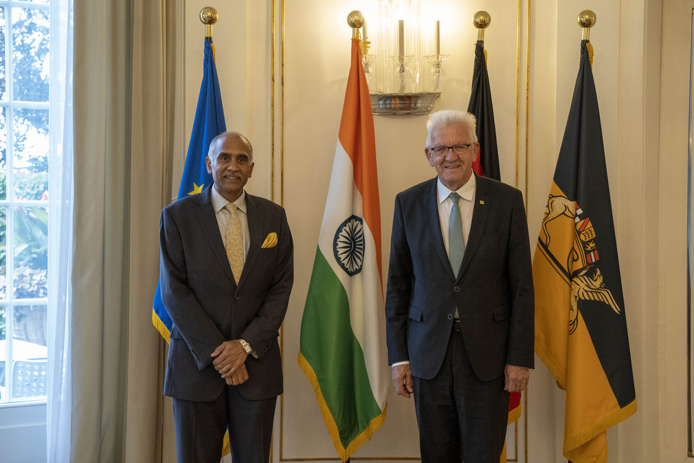 Ministerpräsident Winfried Kretschmann (rechts) und der Botschafter der Republik Indien, Parvathaneni Harish (links)