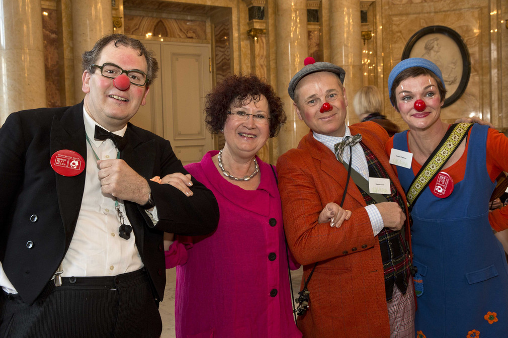 Gerlinde Kretschmann (2.v.l.) mit Clowns der Stiftung "Humor hilft heilen"