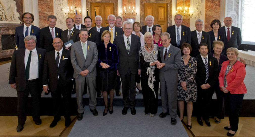 Gruppenbild mit Ministerpräsident Winfried Kretschmann (M.) und den Ordenspraetendenten