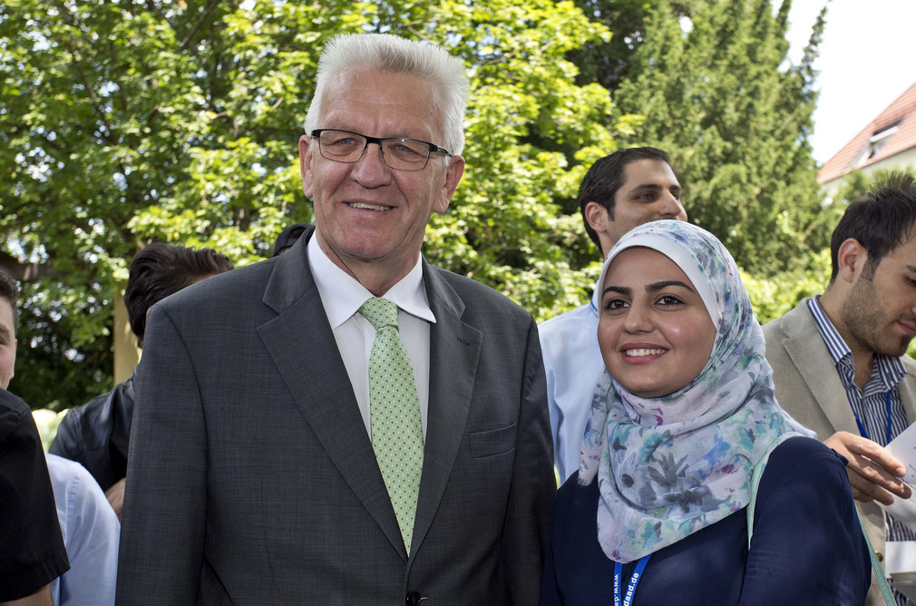 Ministerpräsident Winfried Kretschmann mit einer syrischen Stipendiatin