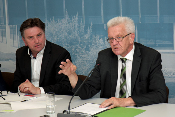 Ministerpräsident Winfried Kretschmann (r.) und Sozial- und Integrationsminister Manne Lucha (l.)