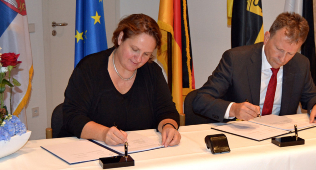 Staatssekretärin Theresa Schopper (l.) und der Staatssekretär im Ministerium für Handel, Tourismus und Telekommunikation von Serbien, Stevan Nikčević (r.)