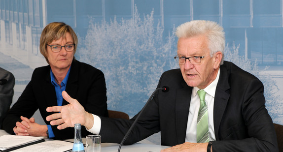Ministerpräsident Winfried Kretschmann (r.) und Finanzministerin Edith Sitzmann (l.)