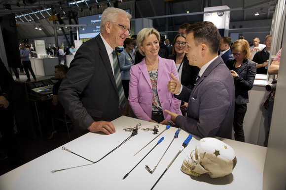 Ministerpräsident Winfried Kretschmann (l.) und Ministerin Nicole Hoffmeister-Kraut (M.)
