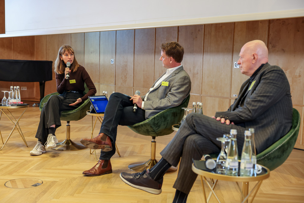 Podiumsdiskussion mit Pauline Brünger (links), Fridays for Future, Moderator Benno Stieber (Mitte) und Ralf Fücks (rechts), Geschäftsführer Zentrum Liberale Moderne