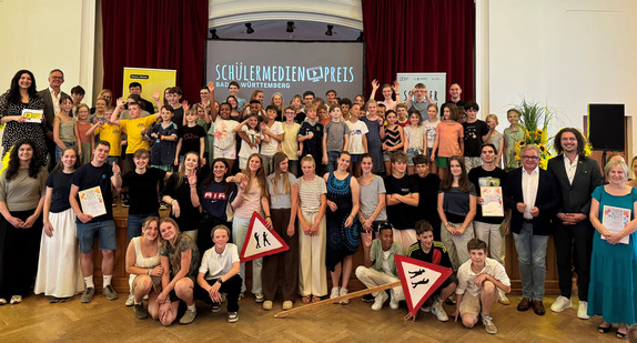 Gruppenbild der Preisträger des Schülermedienpreises 2026