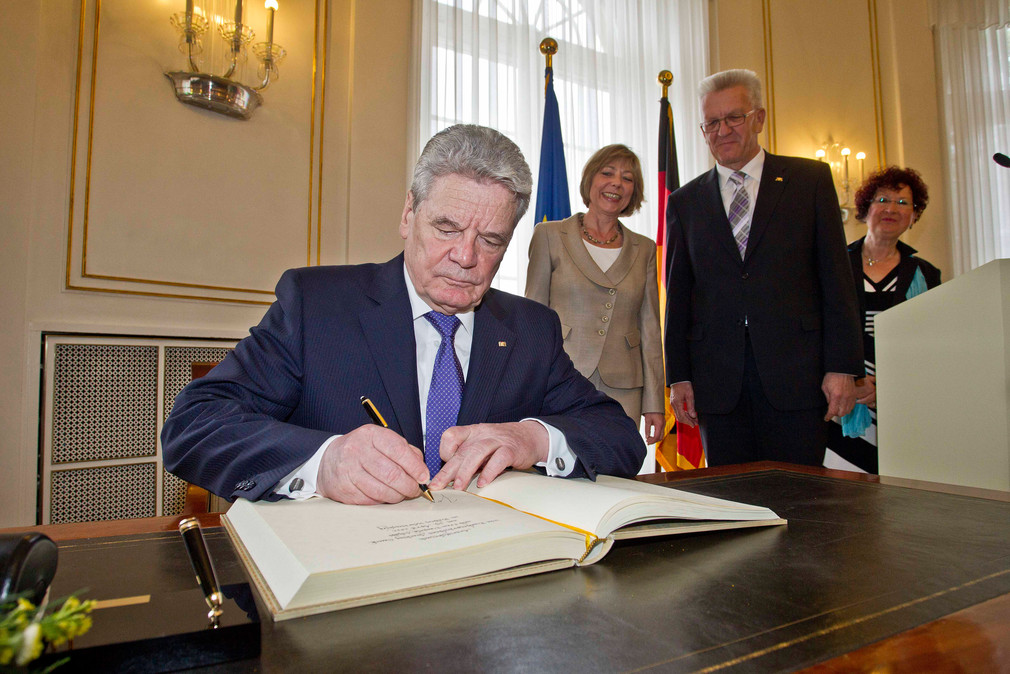 Bundespräsident Joachim Gauck trägt sich in der Villa Reitzenstein in Stuttgart in das Gästebuch der Landesregierung ein