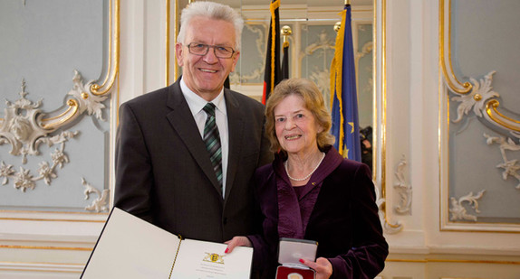 Ministerpräsident Winfried Kretschmann (l.) und Ursula Späth (r.)