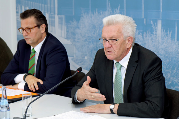 Ministerpräsident Winfried Kretschmann (r.) und der Minister für Ländlichen Raum und Verbraucherschutz, Peter Hauk (l.)