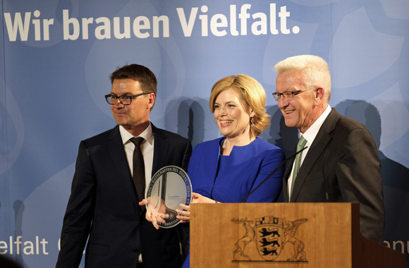 Brautradition Ministerpräsident übergibt Amt des Bierbotschafters an Bundesministerin Klöckner Der Präsident des Deutschen Brauer-Bundes Jörg Lehmann, die neue Bierbotschafterin Julia Glöcker und Ministerpräsident Kretschmann am Deutschen Brauertag in der LV.