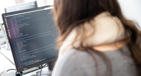 Eine Forscherin arbeitet im AI Research Buildung der Universität Tübingen, das zum „Cyber Valley“ gehört, an einem Code.
