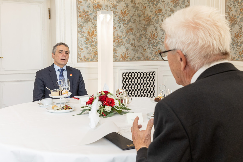 Ministerpräsident Winfried Kretschmann (rechts) im Gespräch mit dem Schweizer Bundespräsidenten Ignazio Cassis (links).