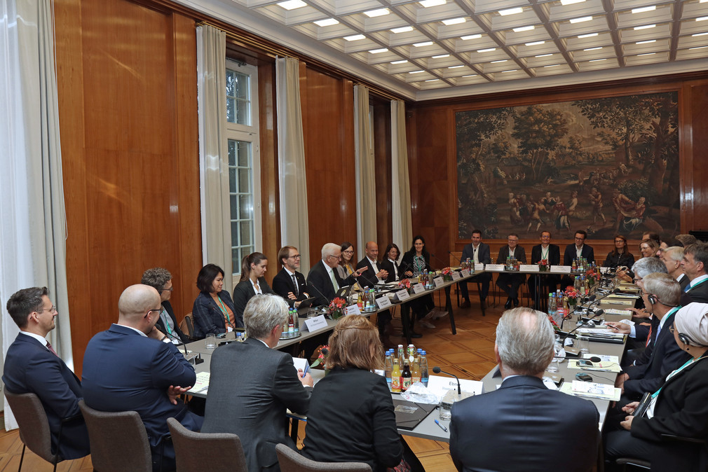 Gesprächsrunde mit Ministerpräsident Winfried Kretschmann und dem Verwaltungsrat der Firma Roche in der Villa Reitzenstein in Stuttgart