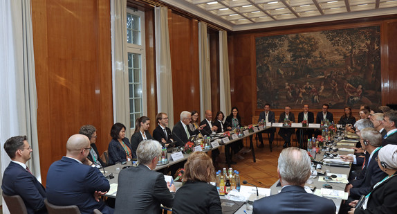 Gesprächsrunde mit Ministerpräsident Winfried Kretschmann und dem Verwaltungsrat der Firma Roche in der Villa Reitzenstein in Stuttgart