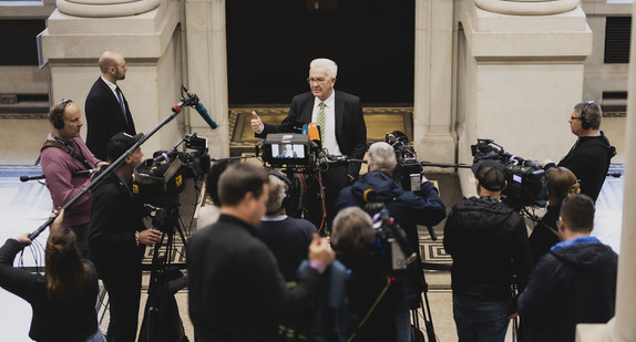 Ministerpräsident Winfried Kretschmann beantwortet im Foyer des Bundesrates Fragen der Journalisten