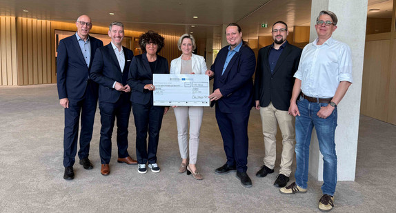 Wirtschaftsministerin Dr. Nicole Hoffmeister-Kraut (Mitte) bei der Bescheidübergabe