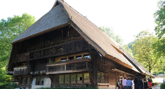 Besucher stehen in Gutach im Freilichtmuseum vor dem Vogtsbauernhof. (Foto: © dpa)