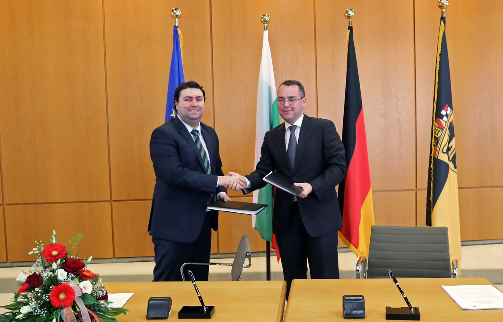 Europaminister Peter Friedrich (r.) und der stellvertretende Außenminister Bulgariens, Rumen Alexandrov (l.), nach der Unterzeichnung des gemeinsames Protokolls der Kommissionssitzung