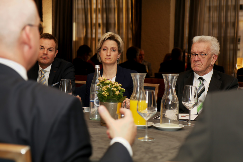 Wirtschaftsministerin Nicole Hoffmeister-Kraut (M.) und Ministerpräsident Winfried Kretschmann (r.) im Gespräch mit dem deutschen Botschafter in Israel, Clemens von Goetze (l.)