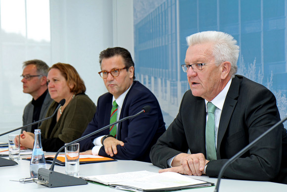 v.r.n.l.: Ministerpräsident Winfried Kretschmann, der Minister für Ländlichen Raum und Verbraucherschutz, Peter Hauk, Staatssekretärin Theresa Schopper und Regierungssprecher Rudi Hoogvliet