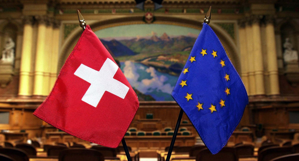Fähnchen der Europäischen Union und der Schweiz stehen im Nationalratssaal in Bern