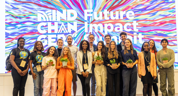 Gruppenbild von Rudi Hoogvliet, Staatssekretär für Medienpolitik und Bevollmächtigter des Landes Baden-Württemberg beim Bund, und Teilnehmenden beim International Youth Meeting im Rahmen des EU-geförderten Projekts Mindchangers in Stuttgart. 