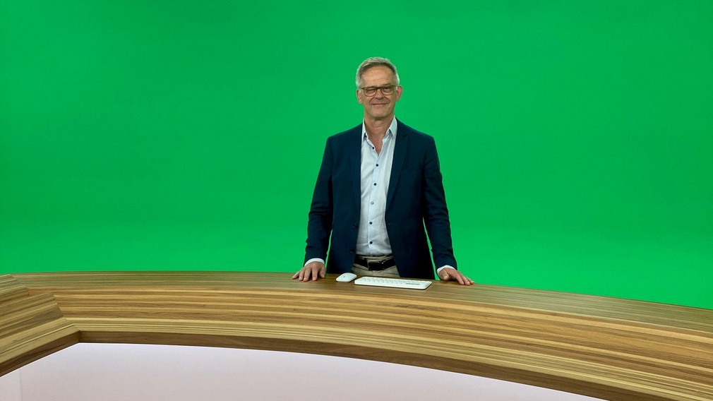 Staatssekretär Rudi Hoogvliet steht im Nachrichten-Aufnahmestudio des ZDF vor dem Green Screen