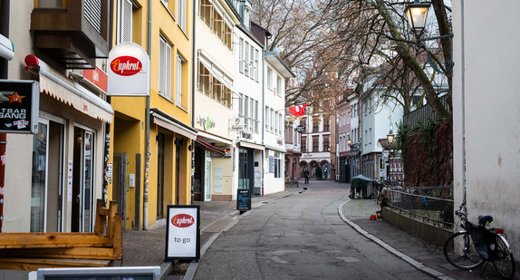 Nahezu menschenleer ist die Straße in der Innenstadt. Die Landesregierung von Baden-Württemberg hat zur Eindämmung des Coronavirus partielle Ausgangsbeschränkungen verhängt im Rahmen eines harten Lockdown, den Bund und Länder bundesweit beschlossen haben. 