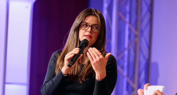 Themenreihe Digitale Hetze, reale Gewalt – Wie stoppen wir den Hass gegen LSBTQIA+? Katja Jäger, Geschäftsführerin SchwuZ