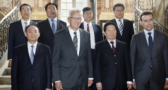 Ministerpräsident Winfried Kretschmann (1. Reihe, 2.v.l.), Gouverneur Qiufa Chen (1. Reihe, 2.v.r.) und Finanz- und Wirtschaftsminister Nils Schmid (1. Reihe, r.) mit Mitgliedern der chinesischen Delegation