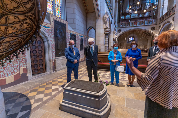 v.l.n.r.: Reiner Haseloff, Ministerpräsident von Sachsen-Anhalt, Ministerpräsident Winfried Kretschmann und deren Ehefrauen, Gerlinde Kretschmann und Gabriele Haseloff besuchen das Grab Martin Luthers in der Schlosskirche in Wittenberg (Bild: Staatsministerium Baden-Württemberg)