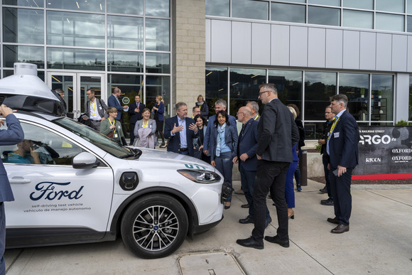 Besuch beim Start-Up Argo AI in Pittsburgh: Personen stehen an einem autonomen Testfahrzeug.