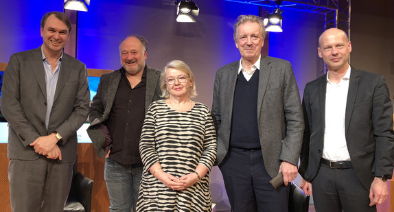 Gruppenfoto (v.l.n.r.): Leiter Hauptstadtbüro SPIEGEL, Dirk Kurbjuweit; Buchautor Jörg Bong; Moderatorin Alice Ströver; Lektor, Helge Malchow und Stephan Ertner, Dienststellenleiter der Landesvertretung Baden-Württemberg Berlin
